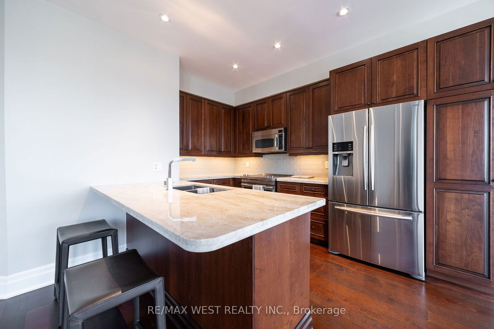 2855 Bloor St W, unit 710 for rent