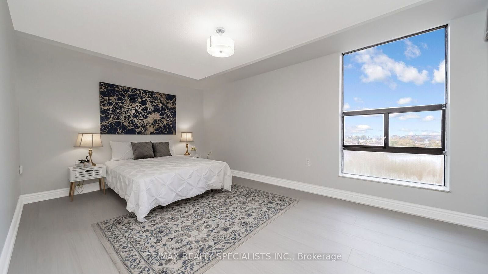 18 Knightsbridge Rd, unit 1011 for sale