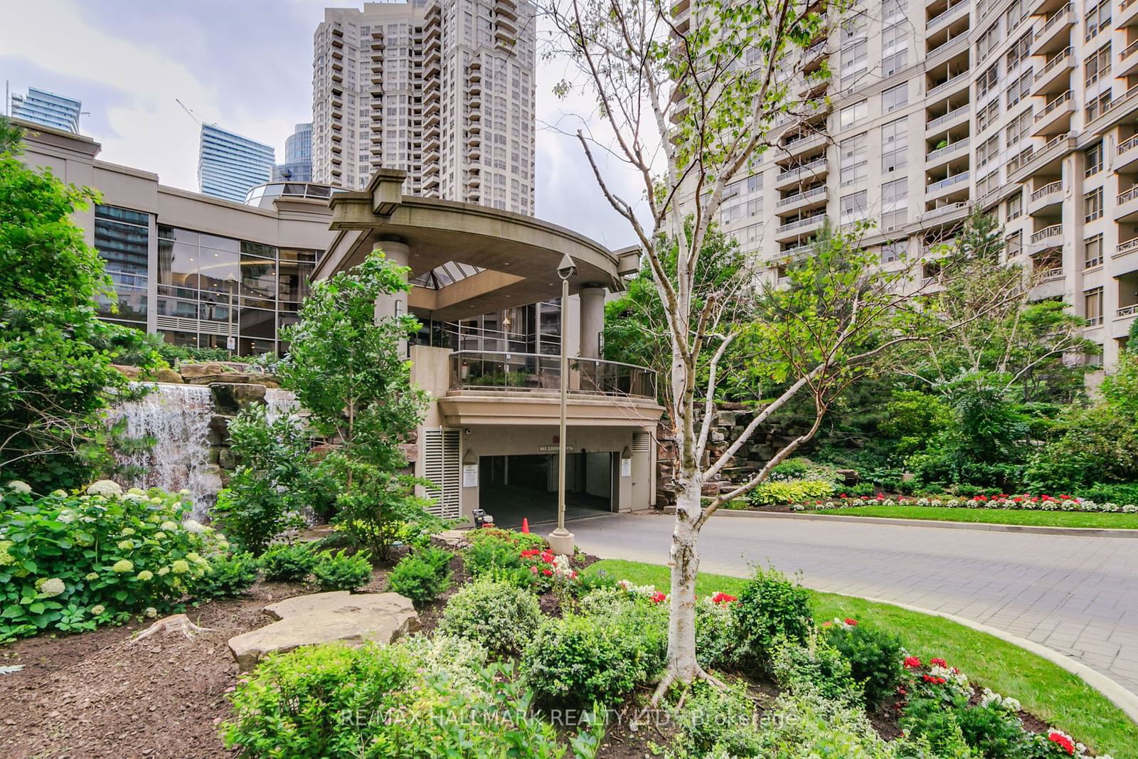 3888 Duke Of York Blvd, unit 827 for sale