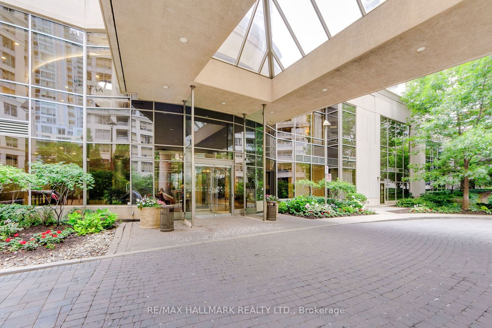 3888 Duke Of York Blvd, unit 827 for sale