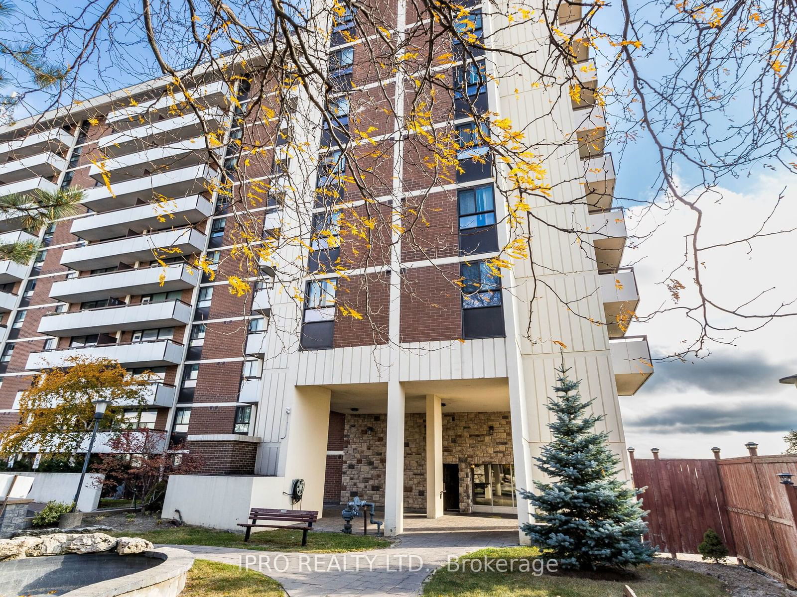 541 Blackthorn Ave, unit 108 for sale