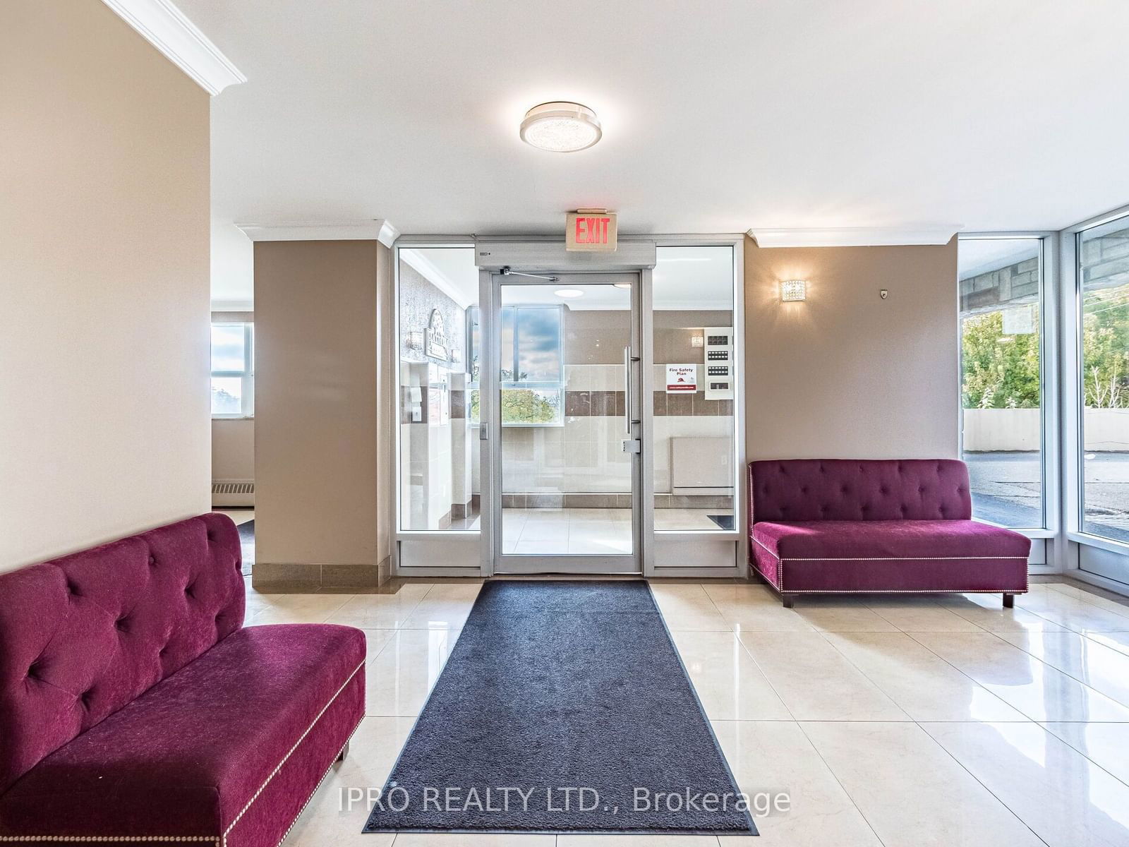 541 Blackthorn Ave, unit 108 for sale