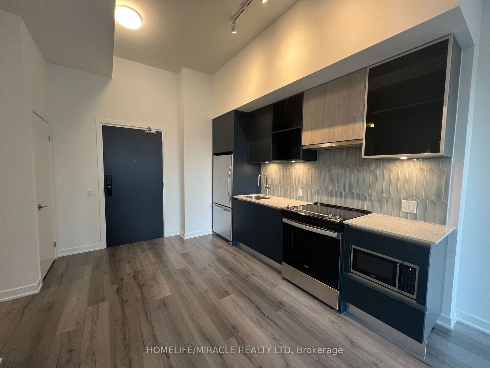 395 Dundas St W, unit 202 for rent