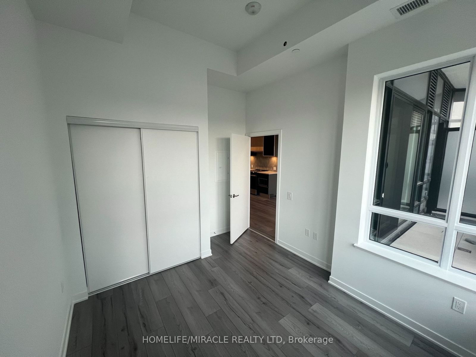 395 Dundas St W, unit 202 for rent