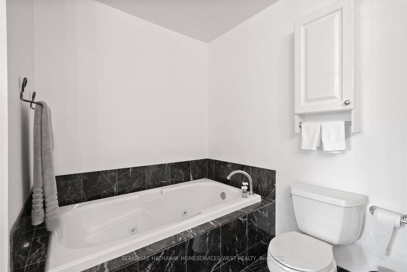 2662 Bloor St W, unit 403 for sale