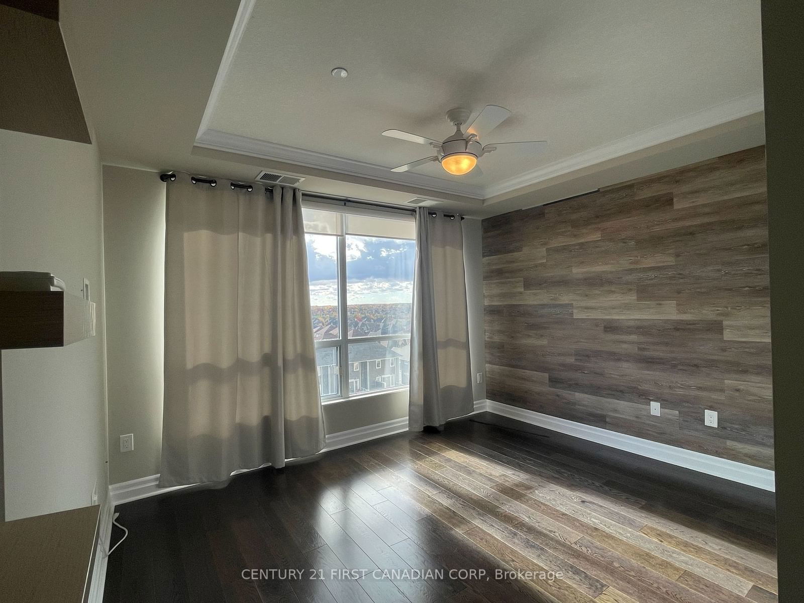 240 Villagewalk Blvd, unit 806 for rent