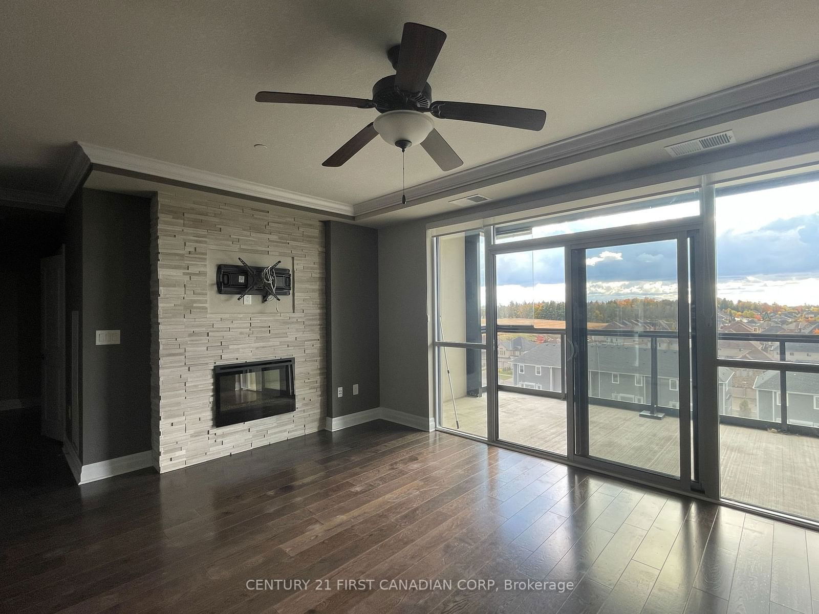 240 Villagewalk Blvd, unit 806 for rent