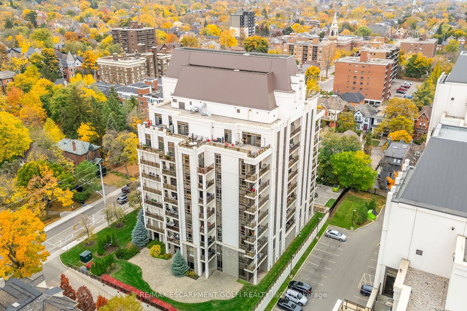 90 Charlton Ave W, unit 806 for sale