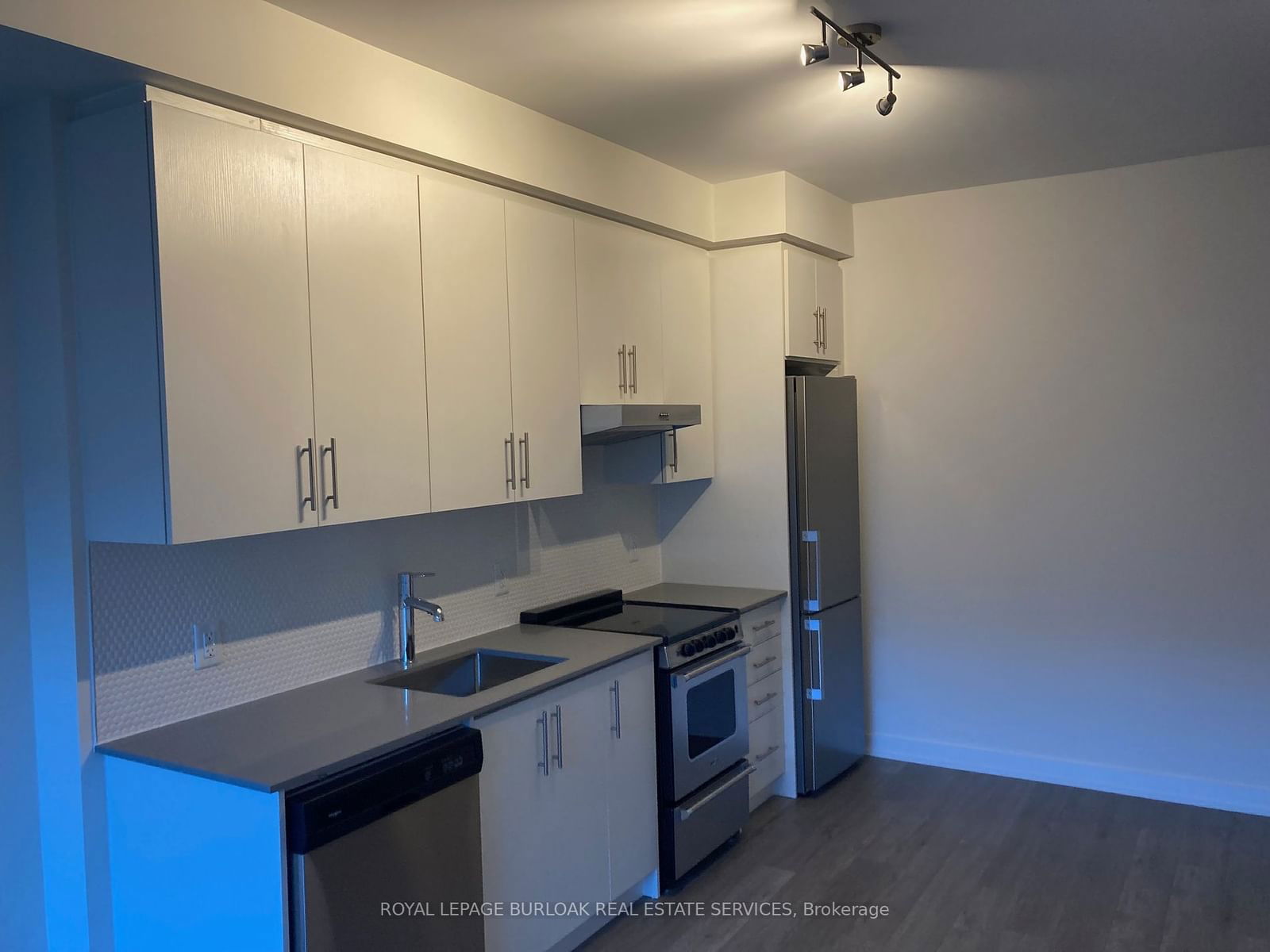 212 King William St, unit 422 for rent