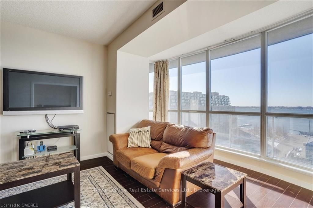 218 QUEENS QUAY, unit 1007 for rent