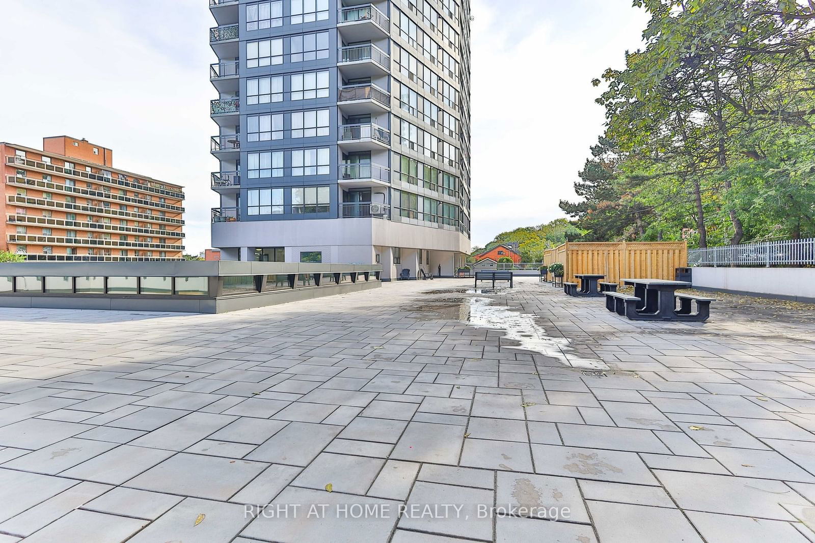 150 Charlton Ave E, unit 1603 for sale