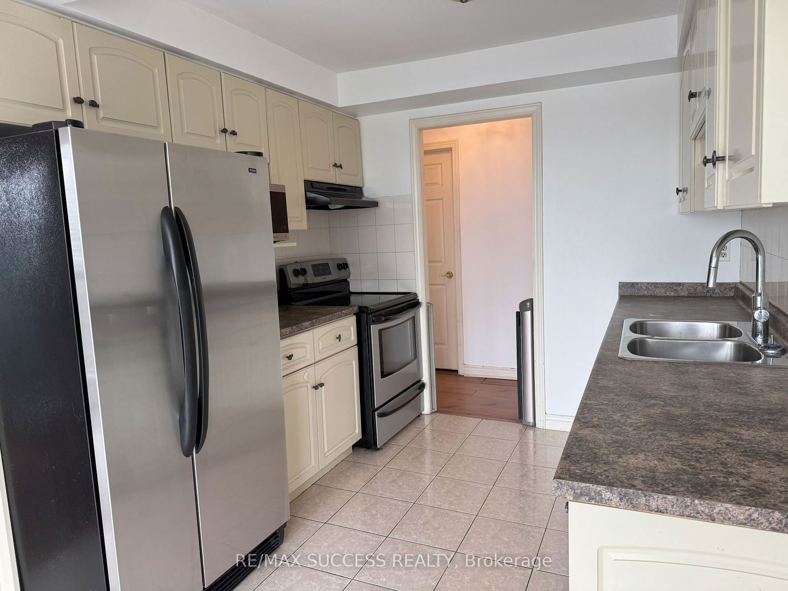 67 Caroline St S, unit 901 for rent