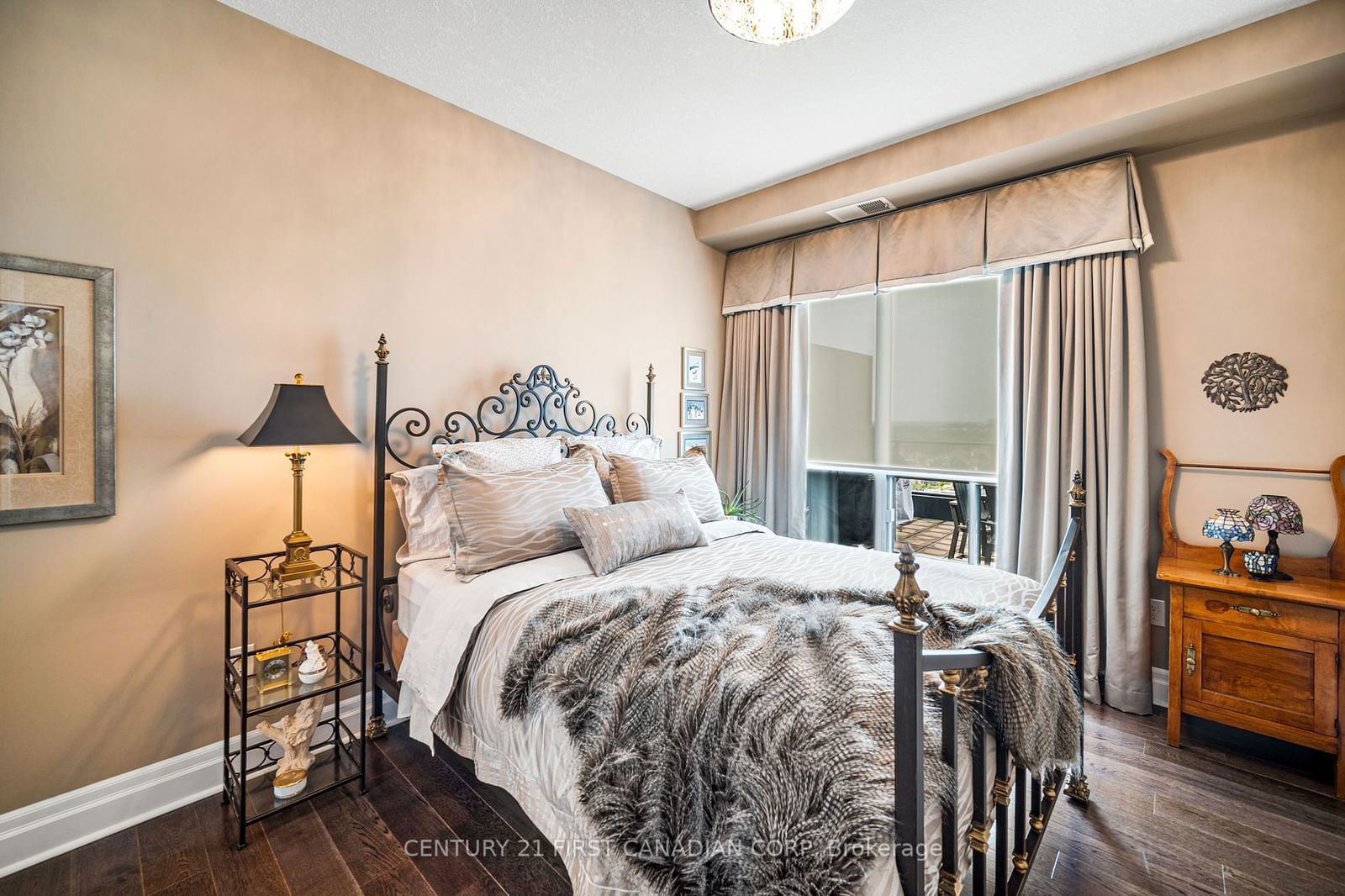 240 Villagewalk Blvd, unit 1306 for sale