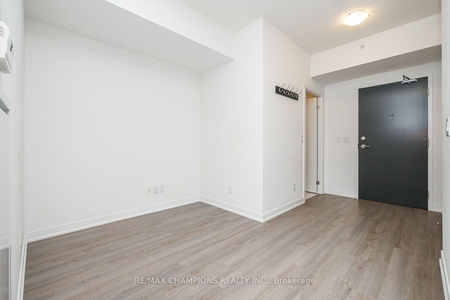 85 Duke St W, unit 709 for rent