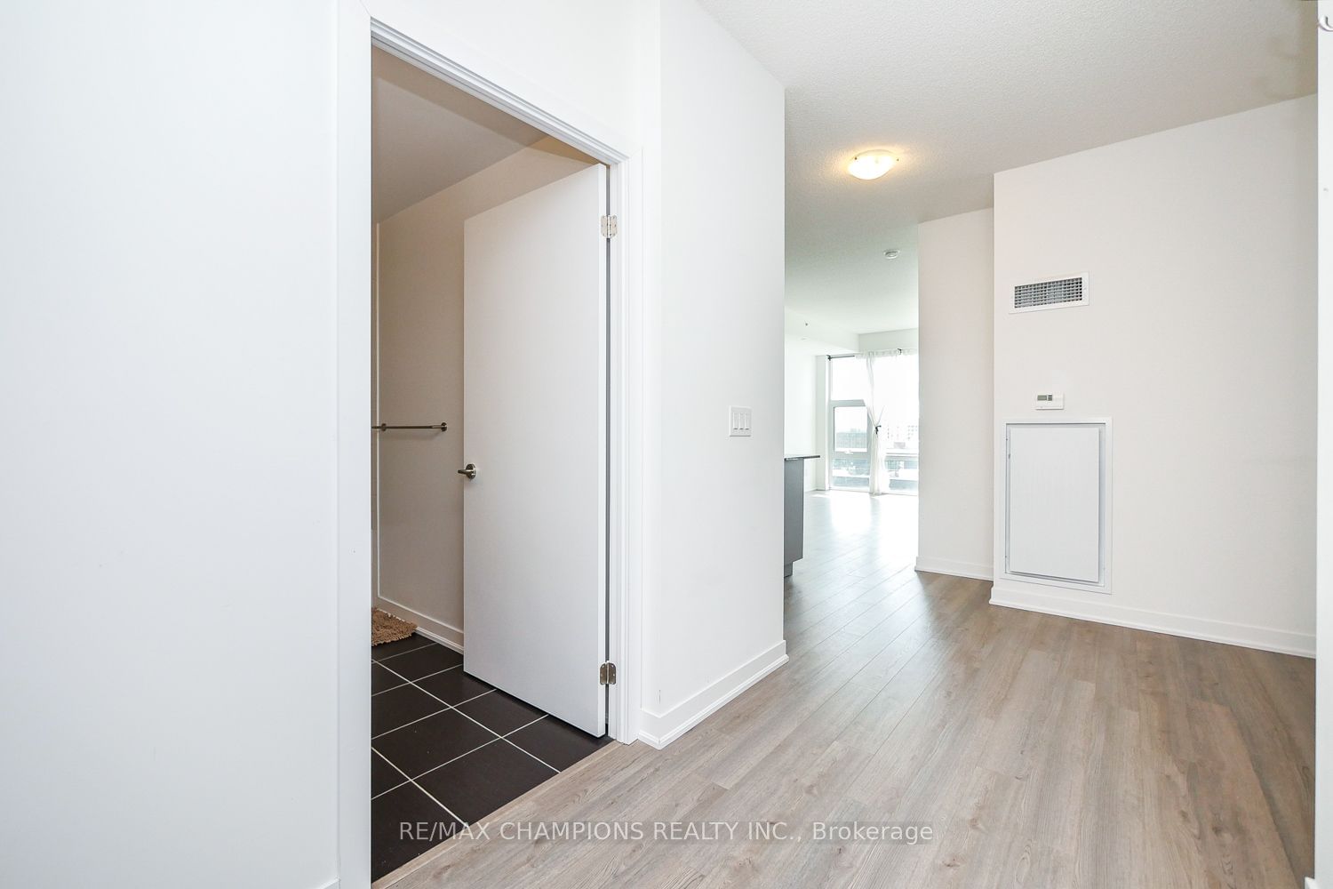 85 Duke St W, unit 709 for rent