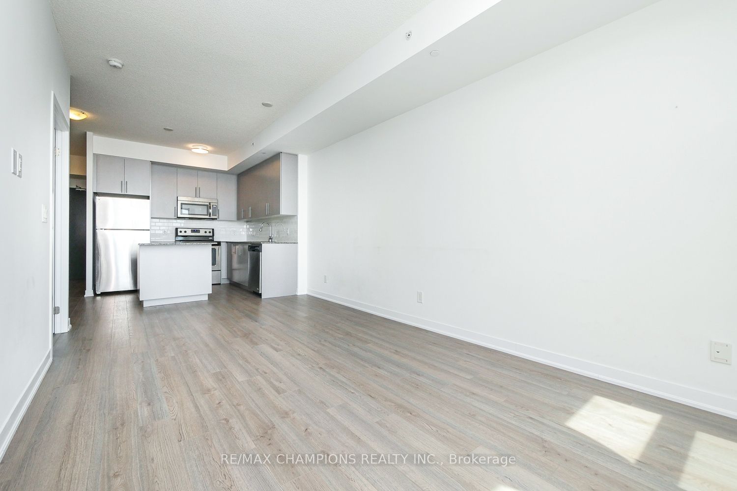 85 Duke St W, unit 709 for rent