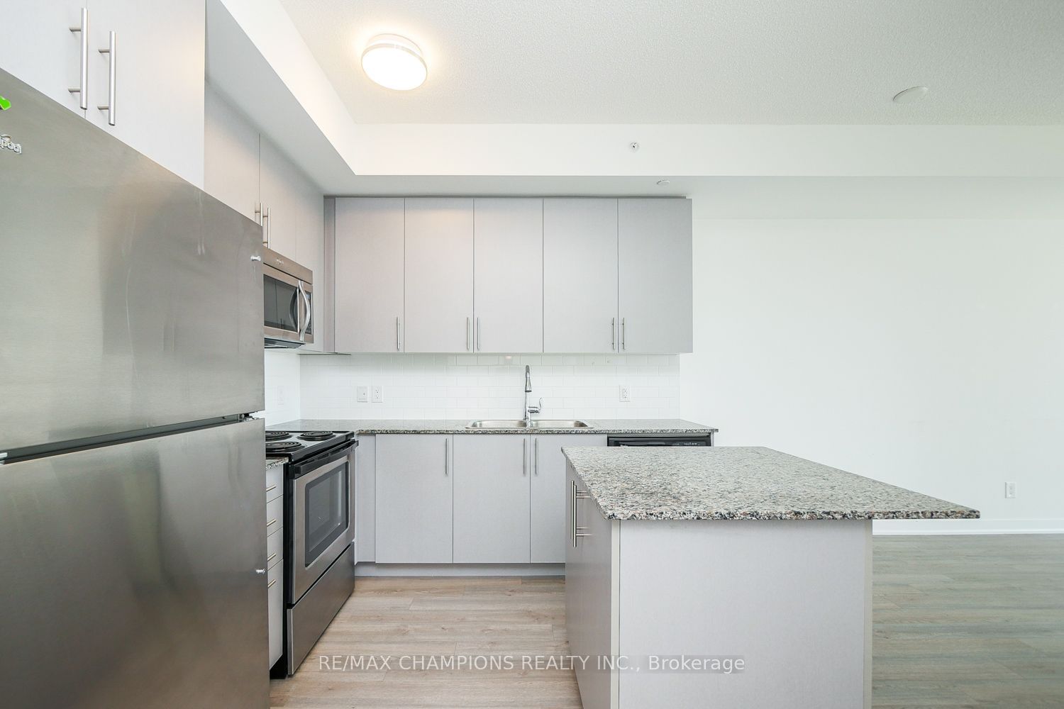 85 Duke St W, unit 709 for rent