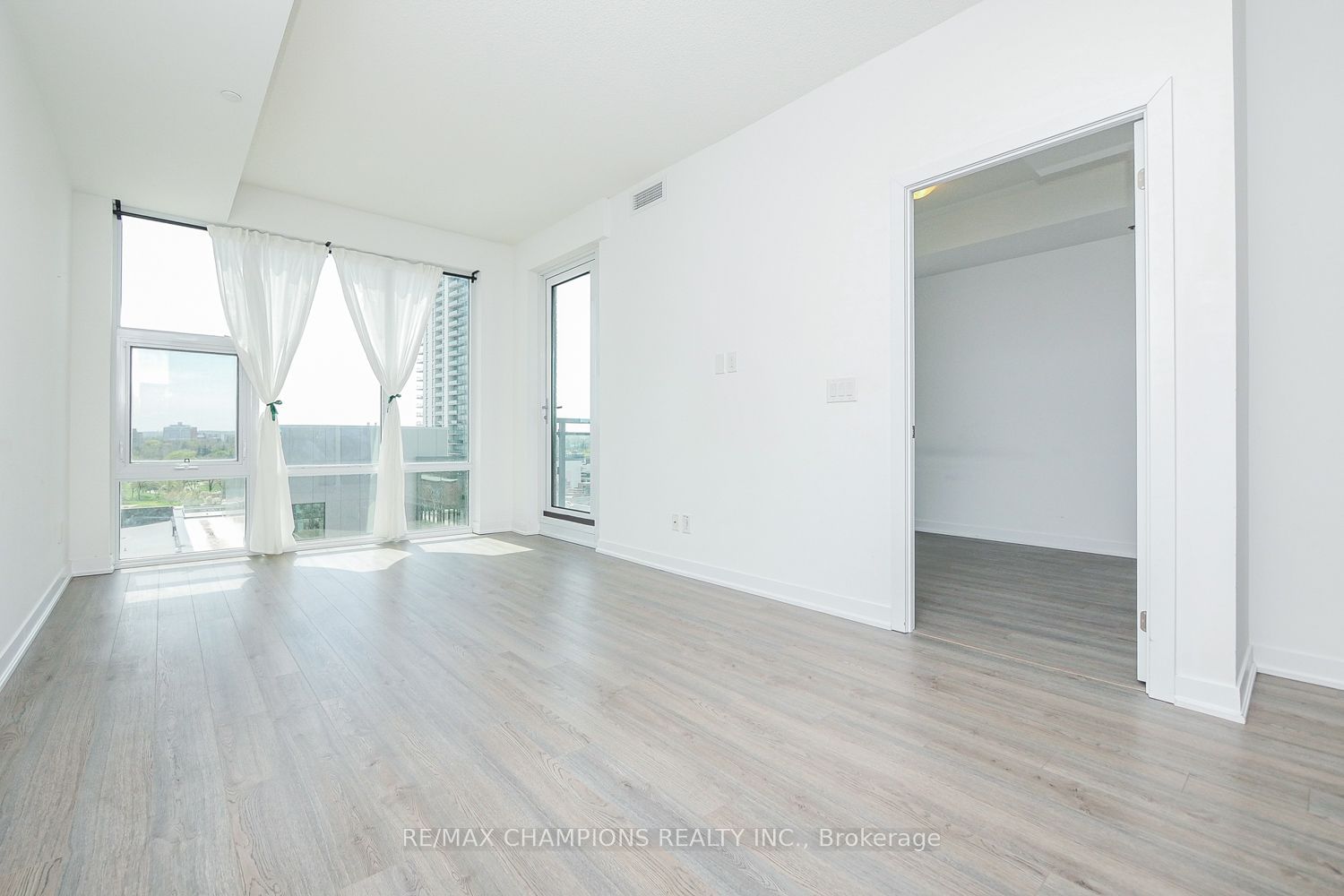 85 Duke St W, unit 709 for rent