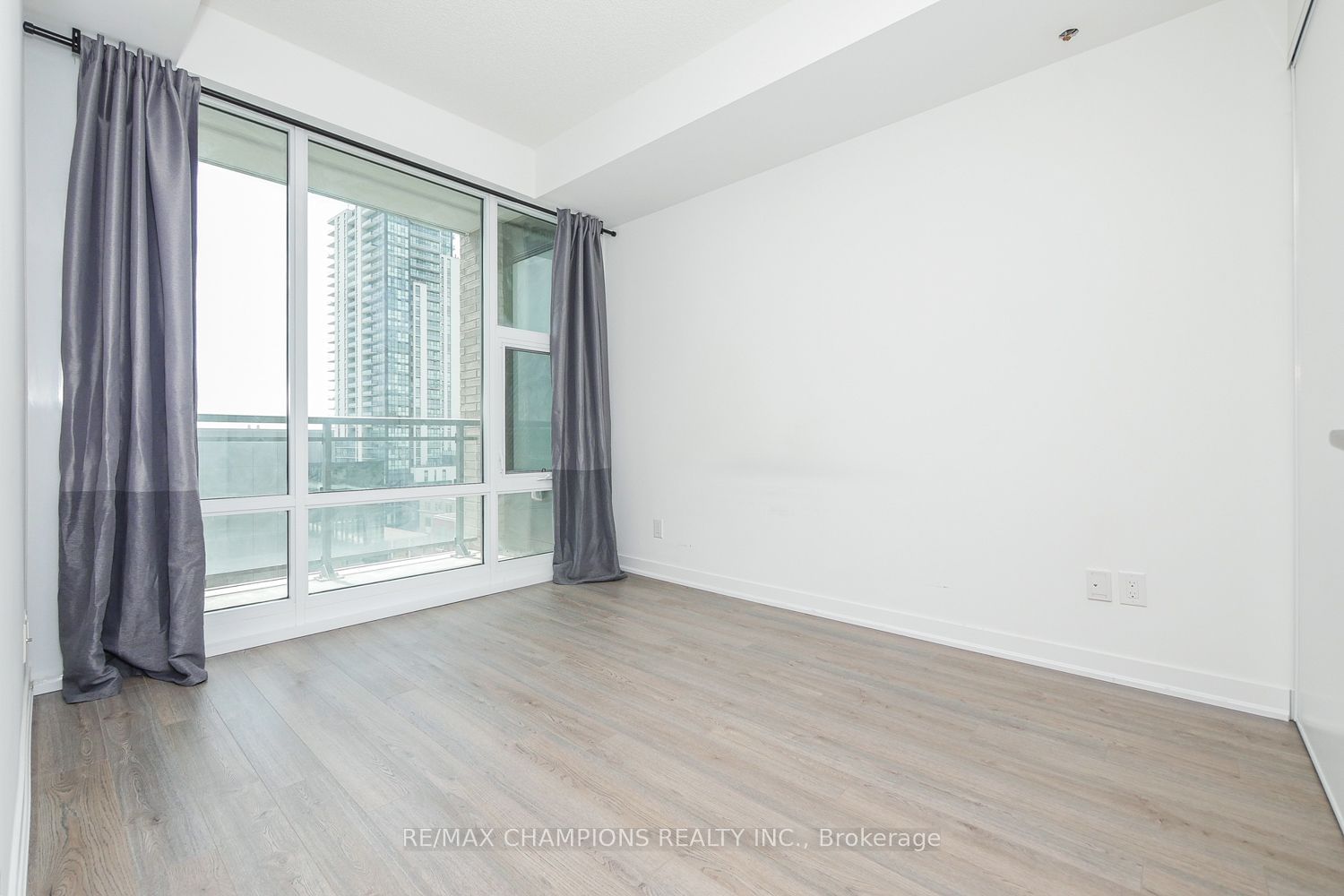 85 Duke St W, unit 709 for rent