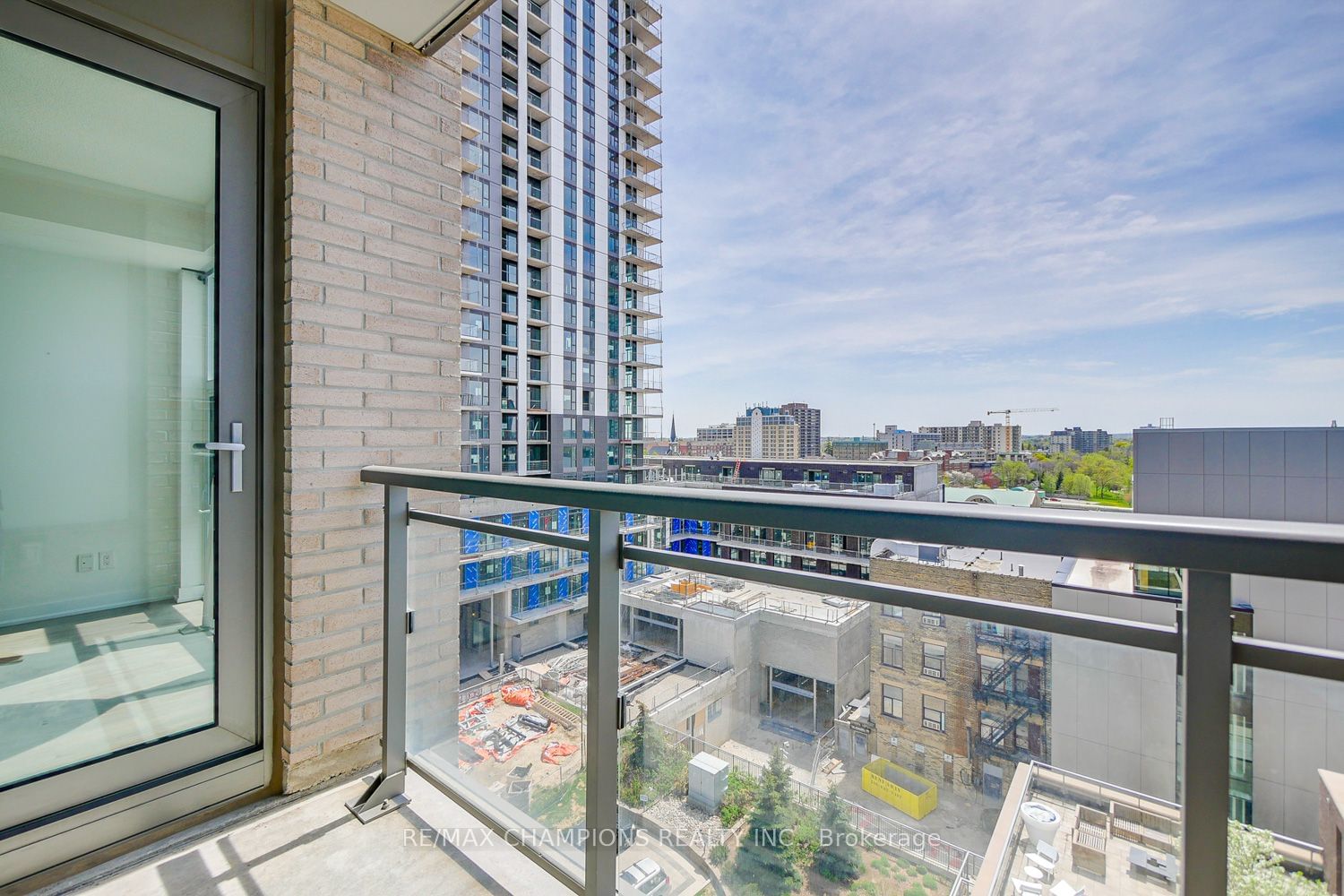 85 Duke St W, unit 709 for rent