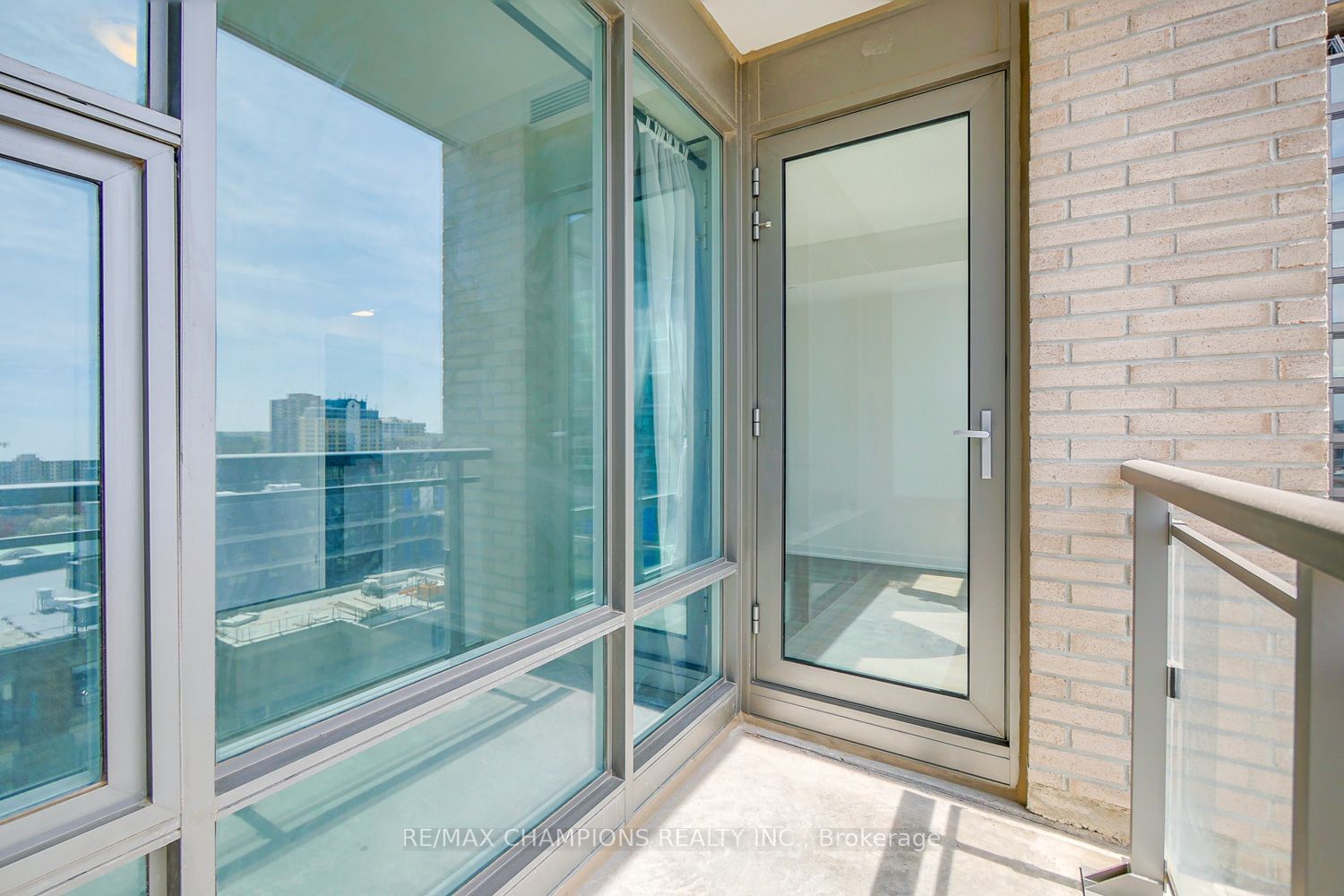 85 Duke St W, unit 709 for rent