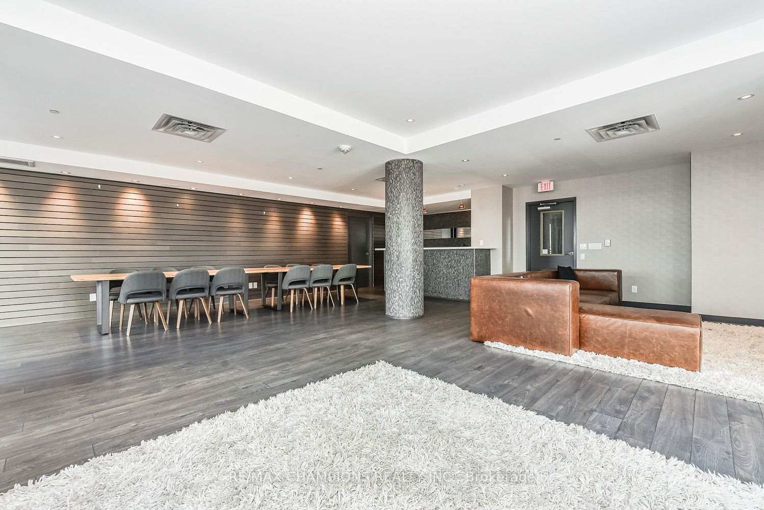 85 Duke St W, unit 709 for rent