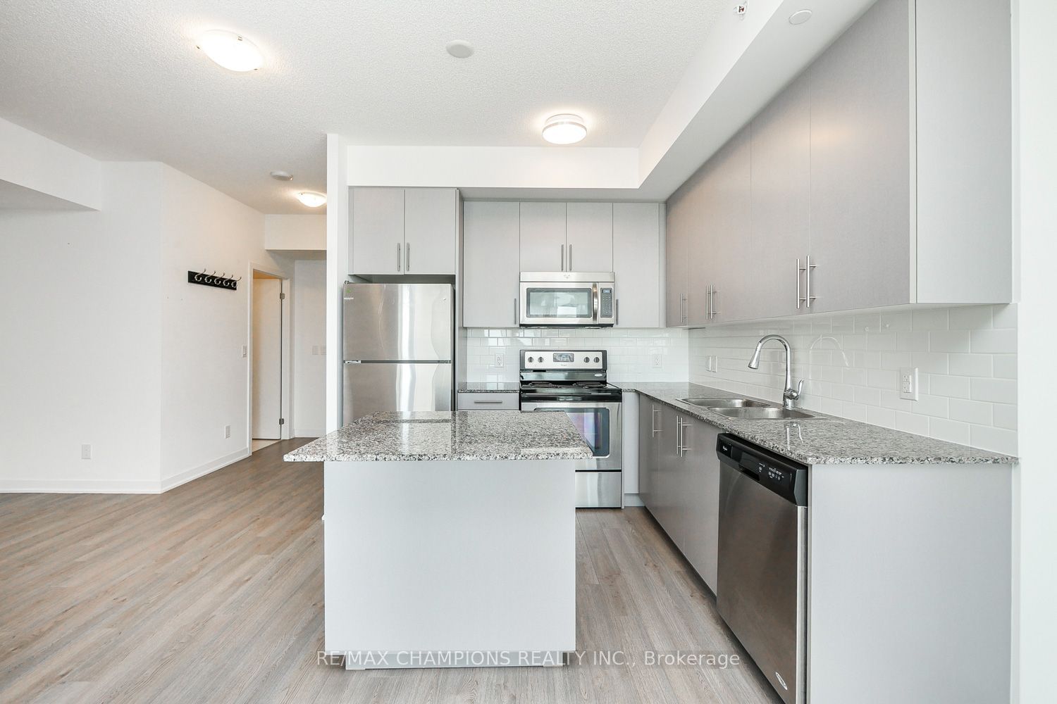 85 Duke St W, unit 709 for rent