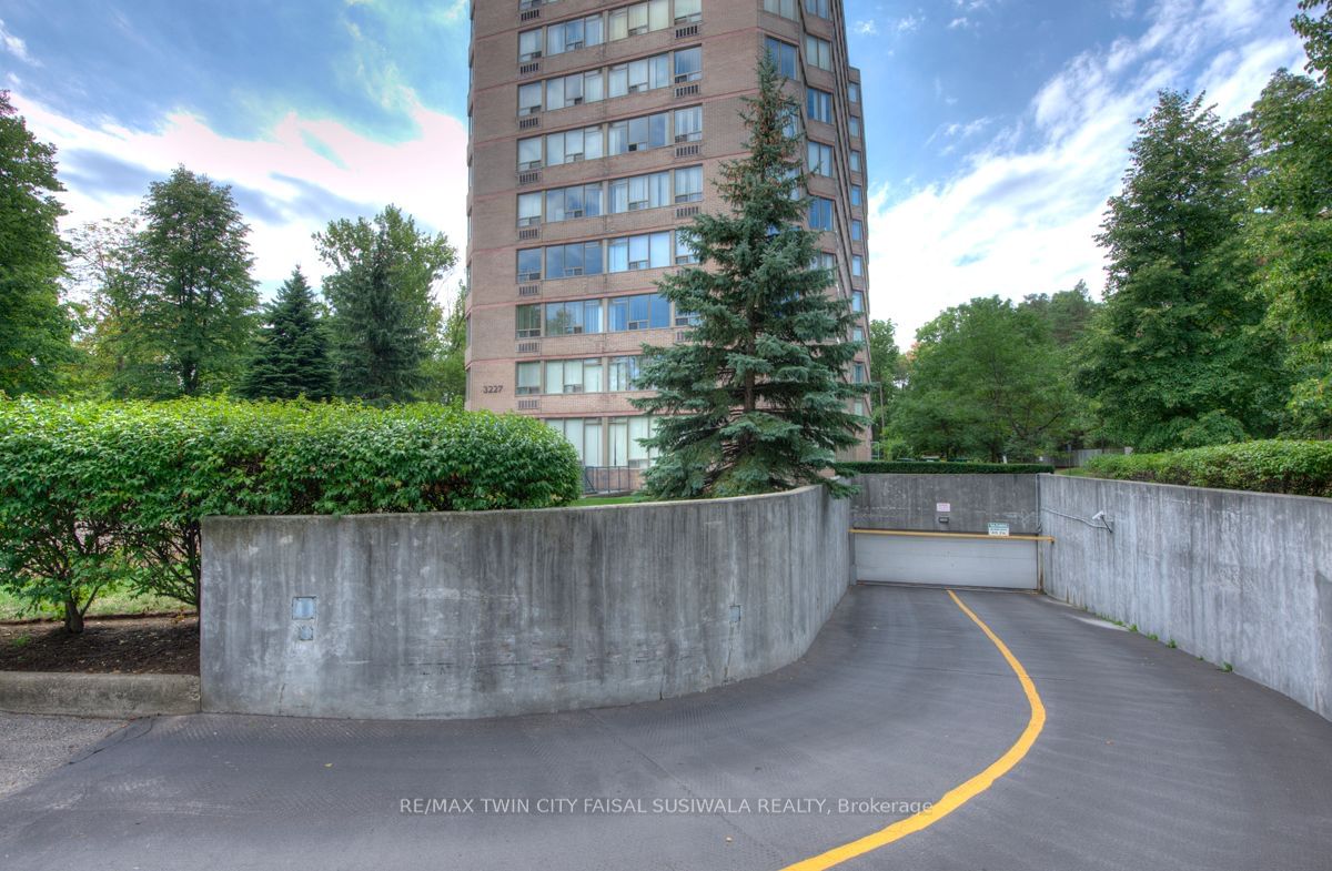 3227 King St E, unit 108 for sale