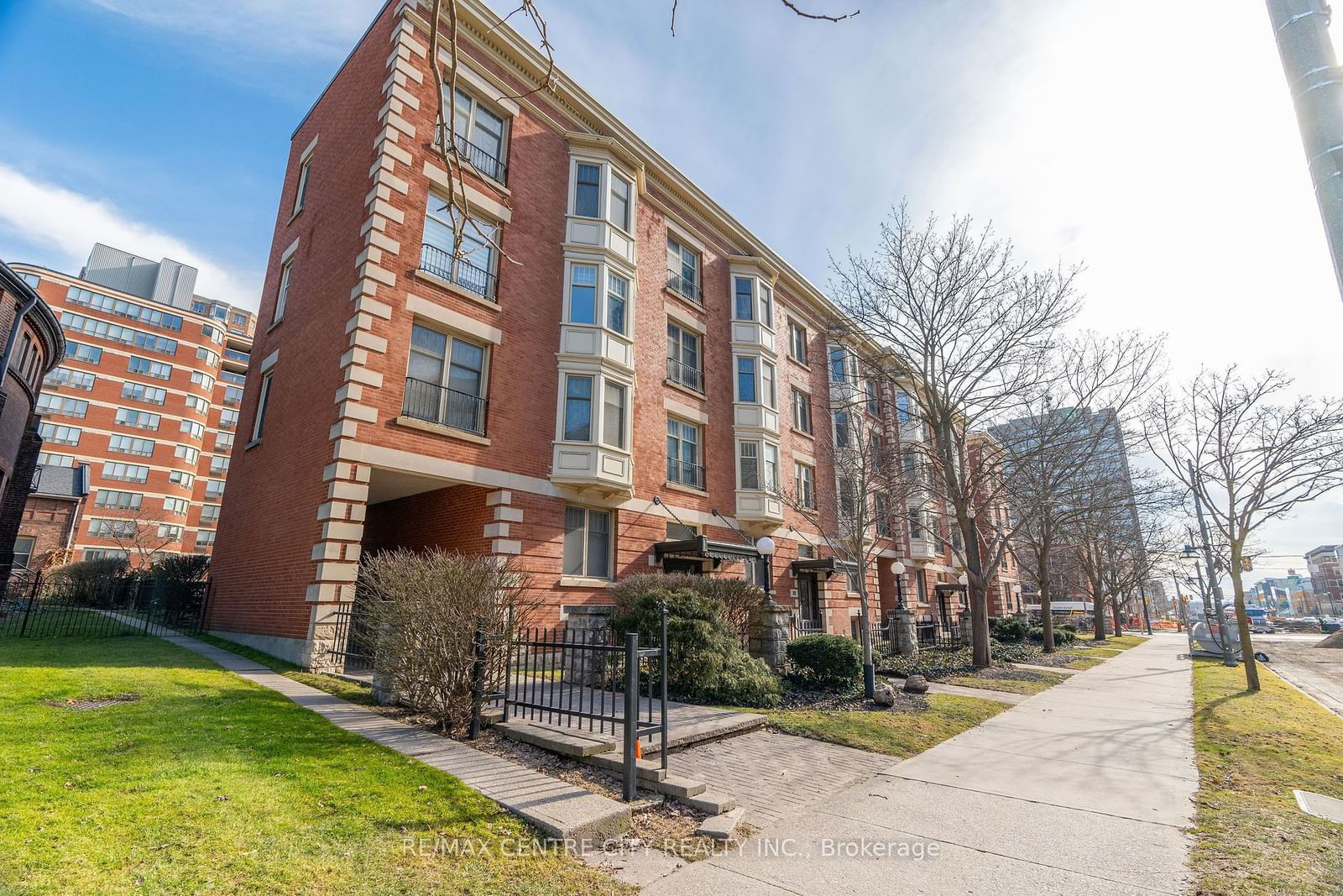 460 Wellington St S, unit 204 for sale