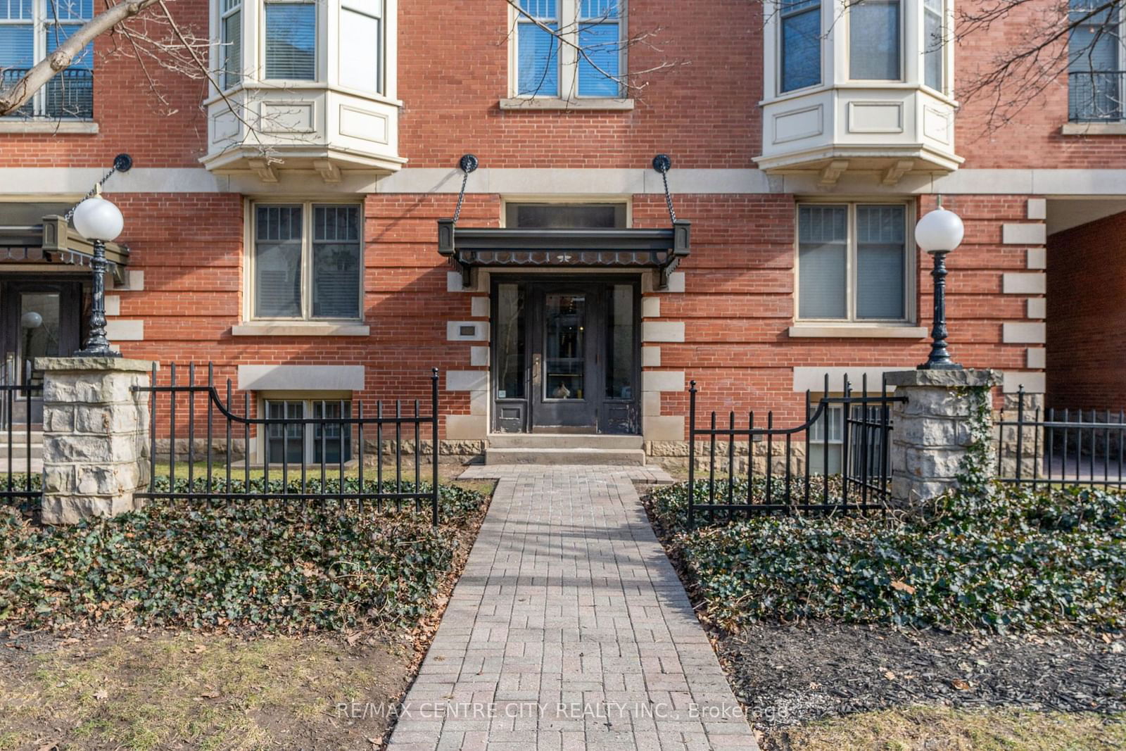 460 Wellington St S, unit 204 for sale