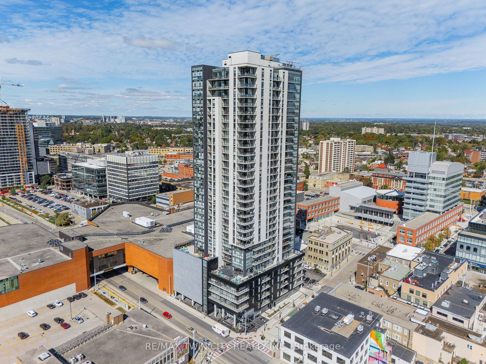 60 Charles St W, unit 807 for sale