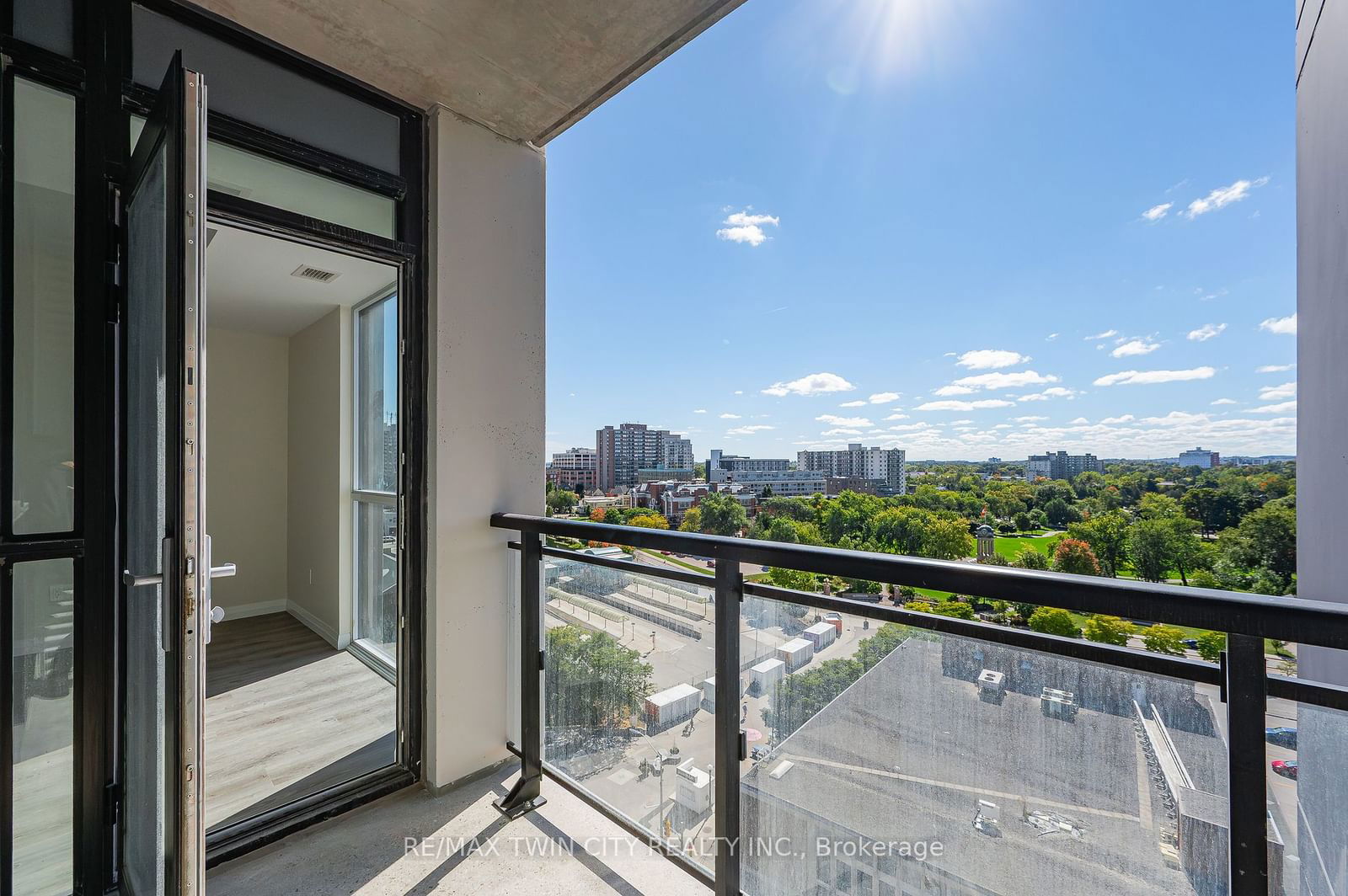 60 Charles St W, unit 807 for sale