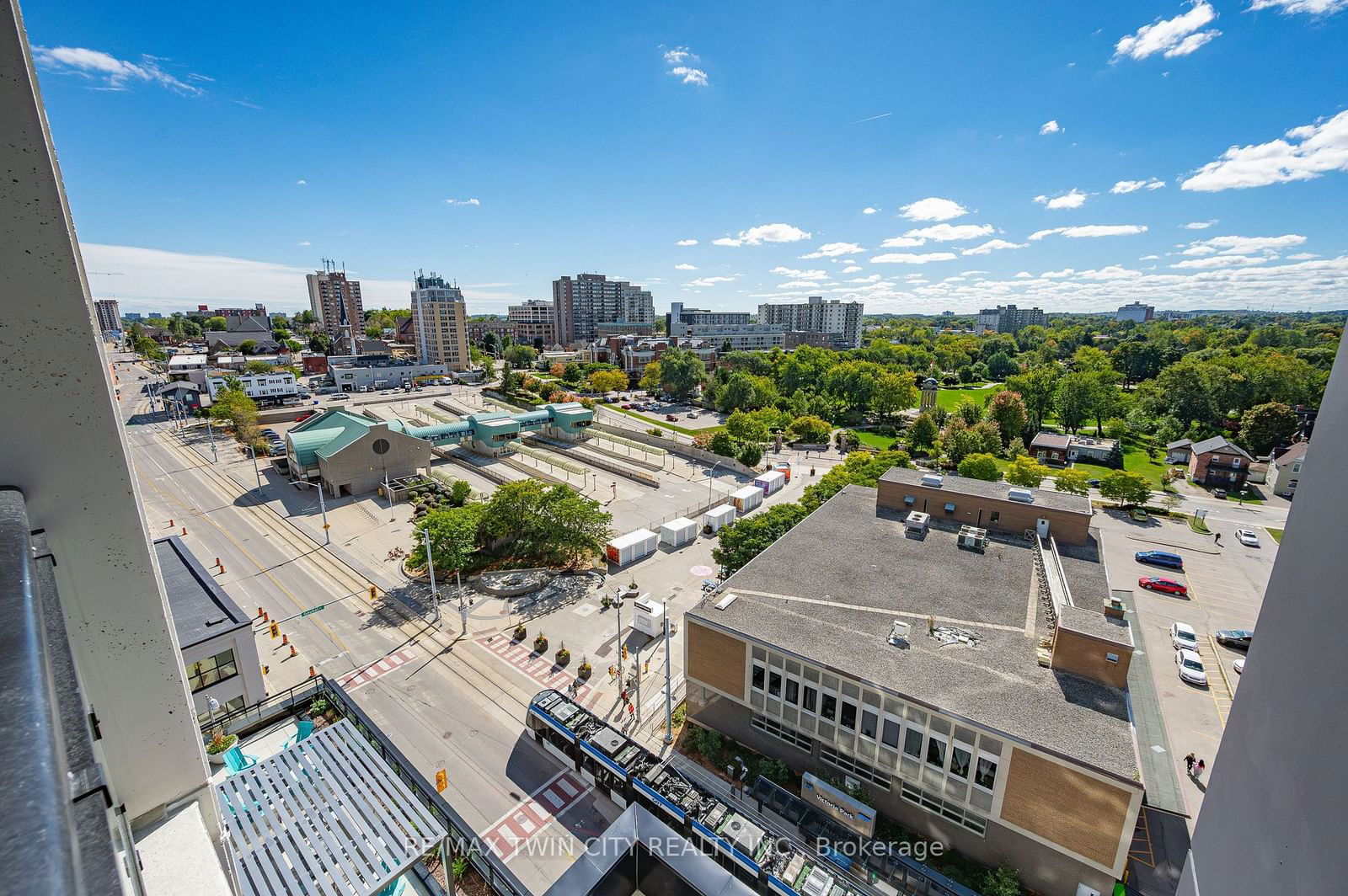 60 Charles St W, unit 807 for sale