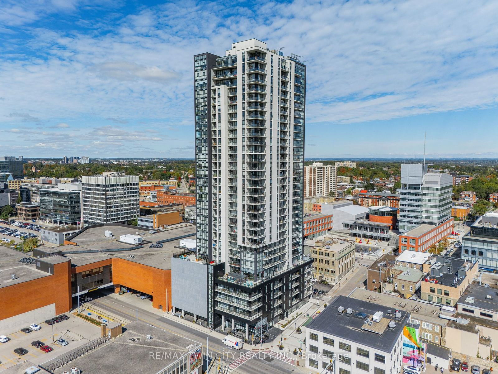 60 Charles St W, unit 807 for sale