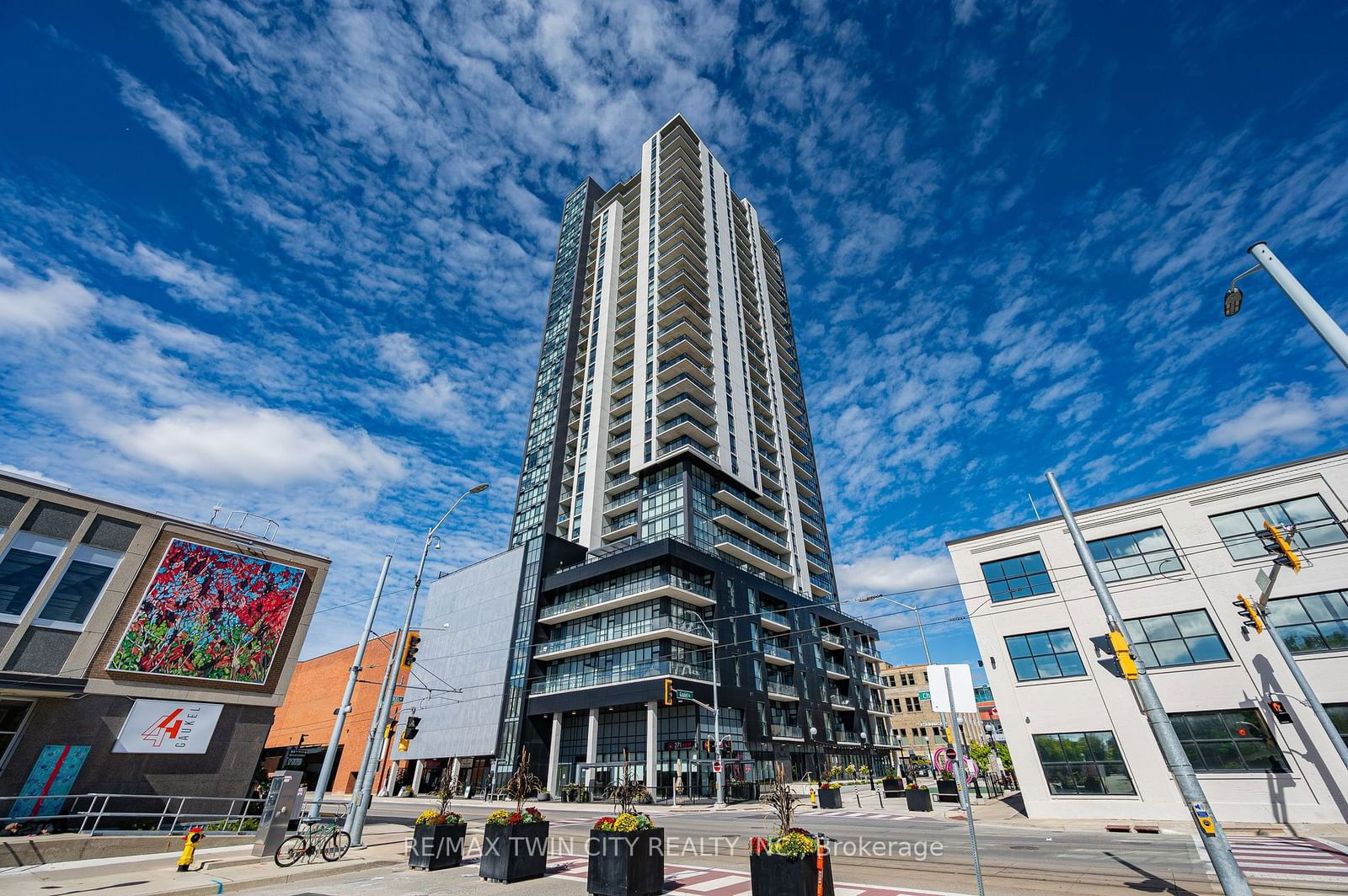 60 Charles St W, unit 807 for sale