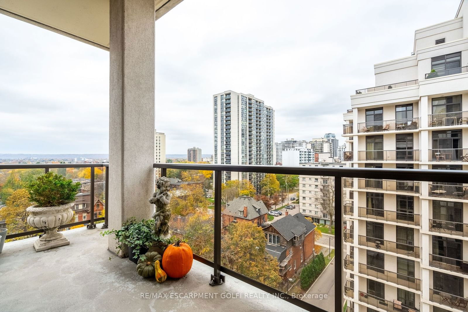 90 Charlton Ave W, unit 806 for sale