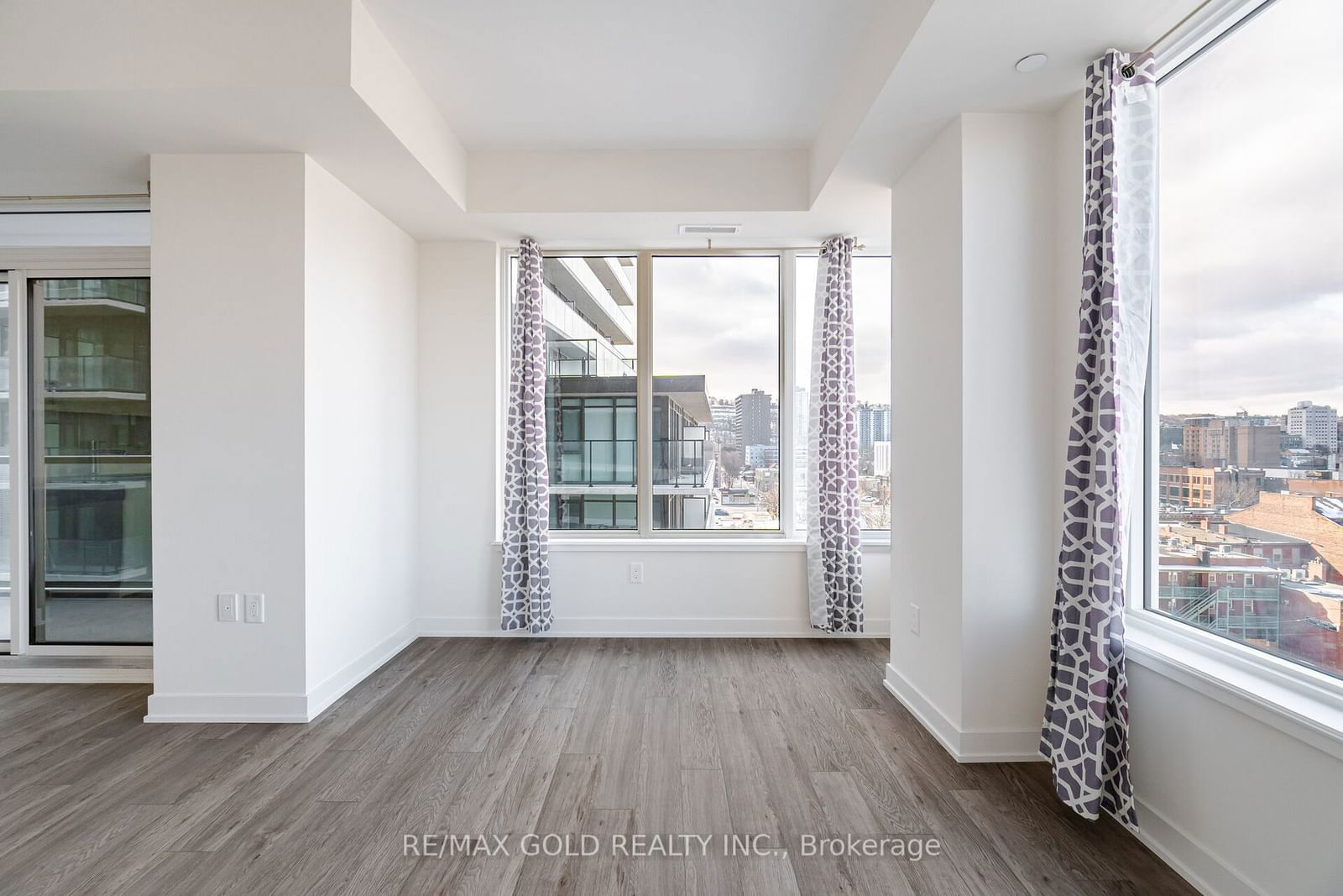 212 King William St, unit #915 for rent