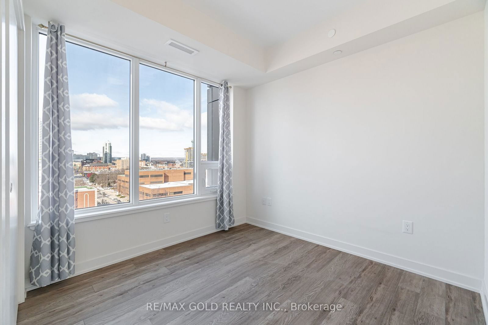 212 King William St, unit #915 for rent