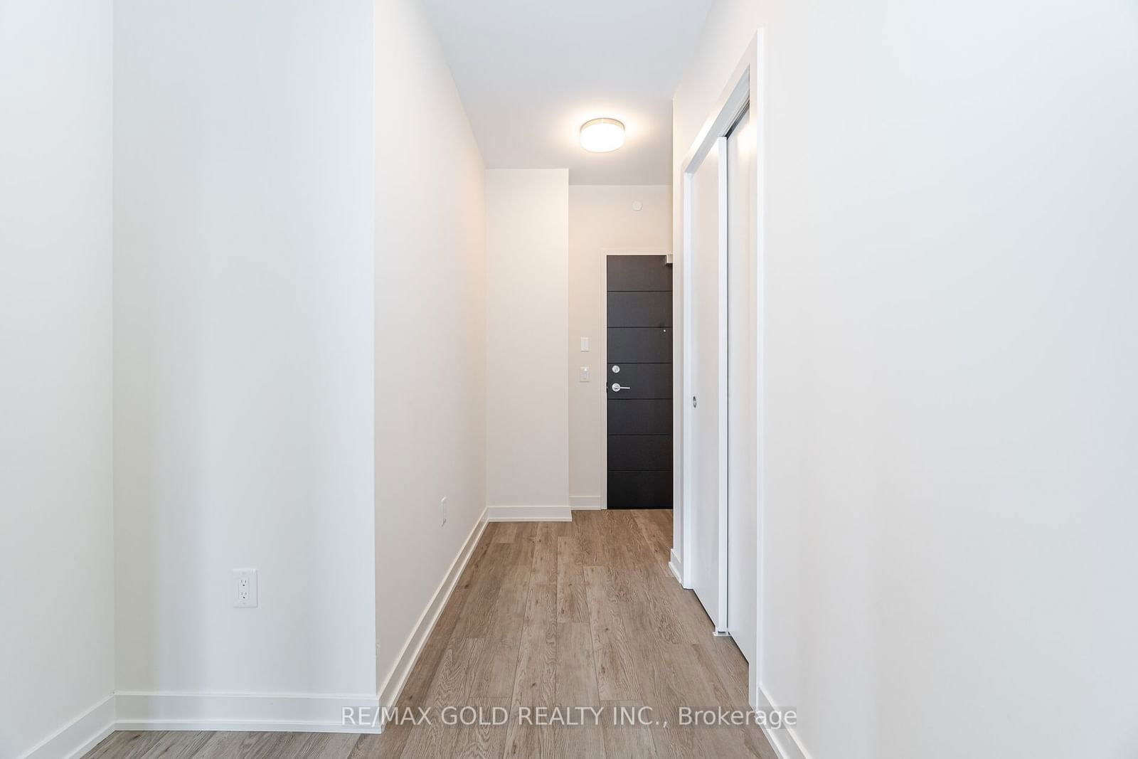 212 King William St, unit #915 for rent