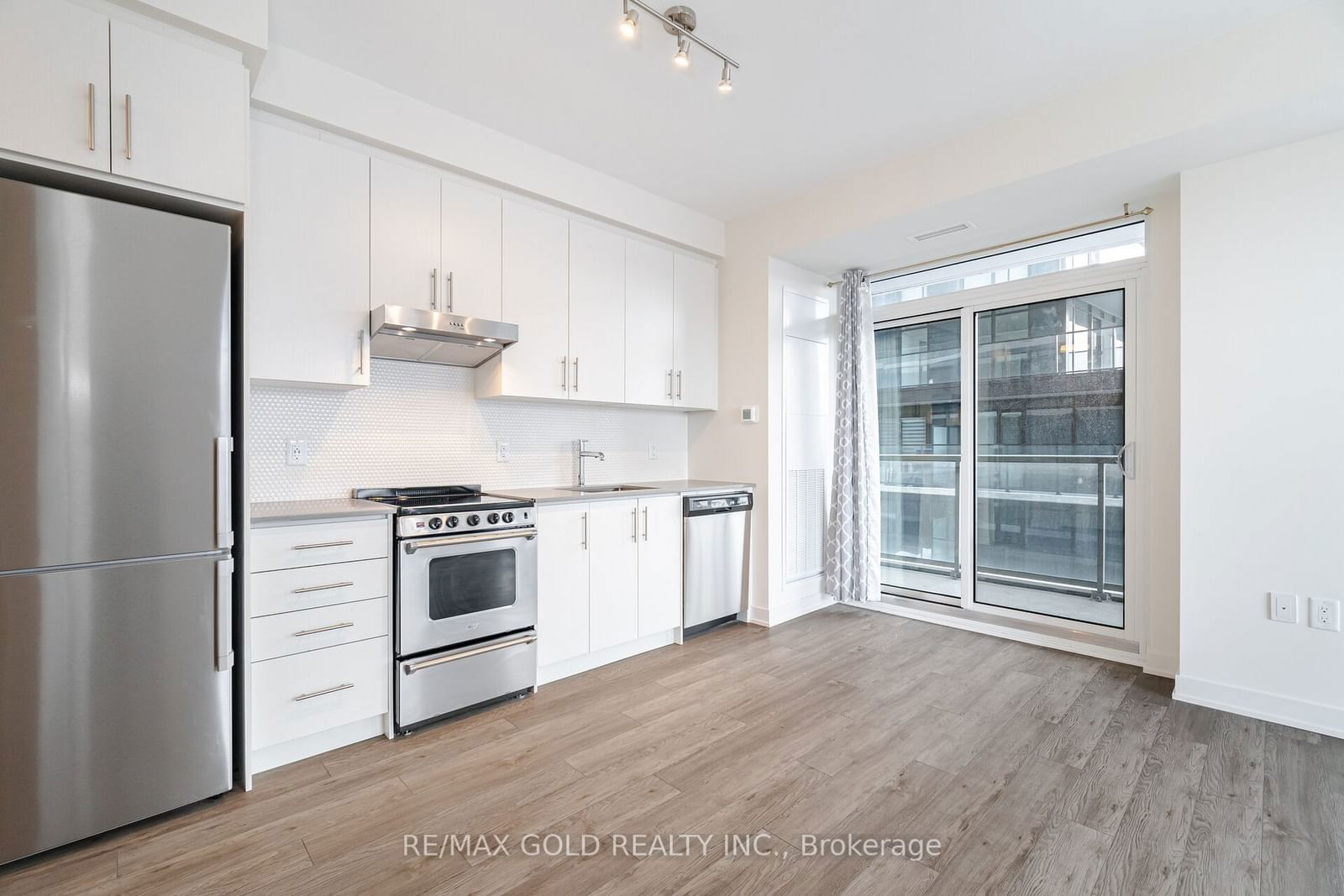 212 King William St, unit #915 for rent