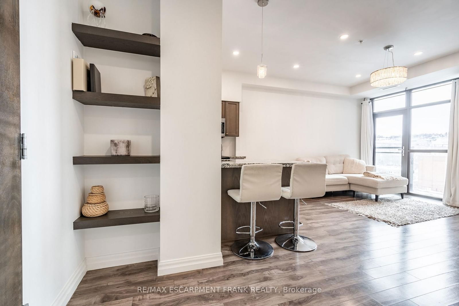 112 King St E, unit 1012 for sale