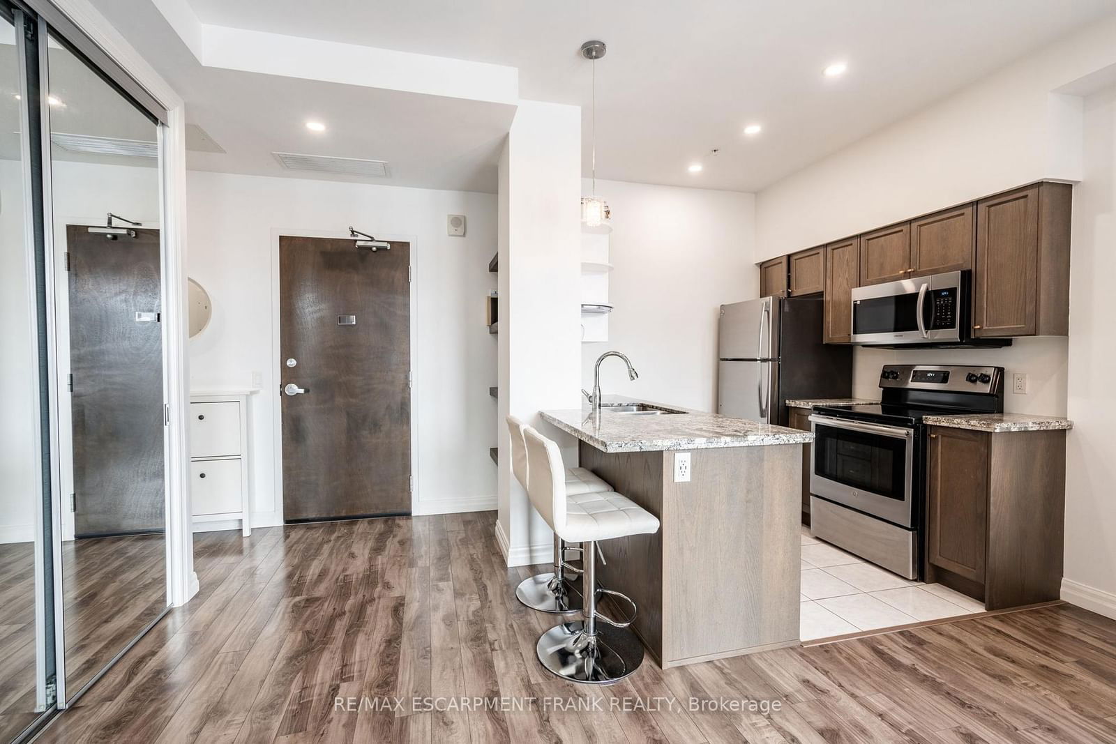 112 King St E, unit 1012 for sale