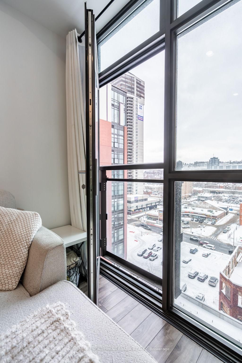 112 King St E, unit 1012 for sale