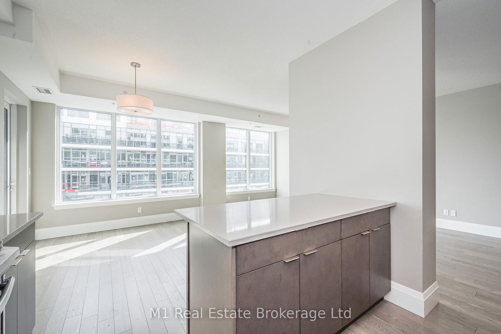 63 Arthur St S, unit 801 for rent