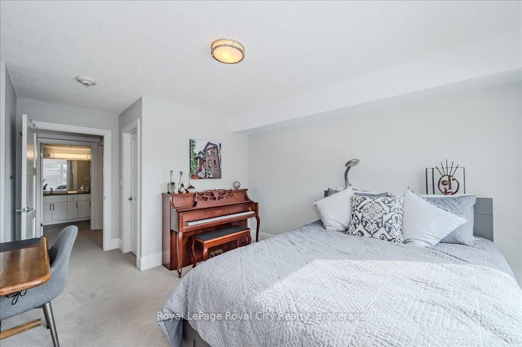 53 Arthur St S, unit RL3 for sale