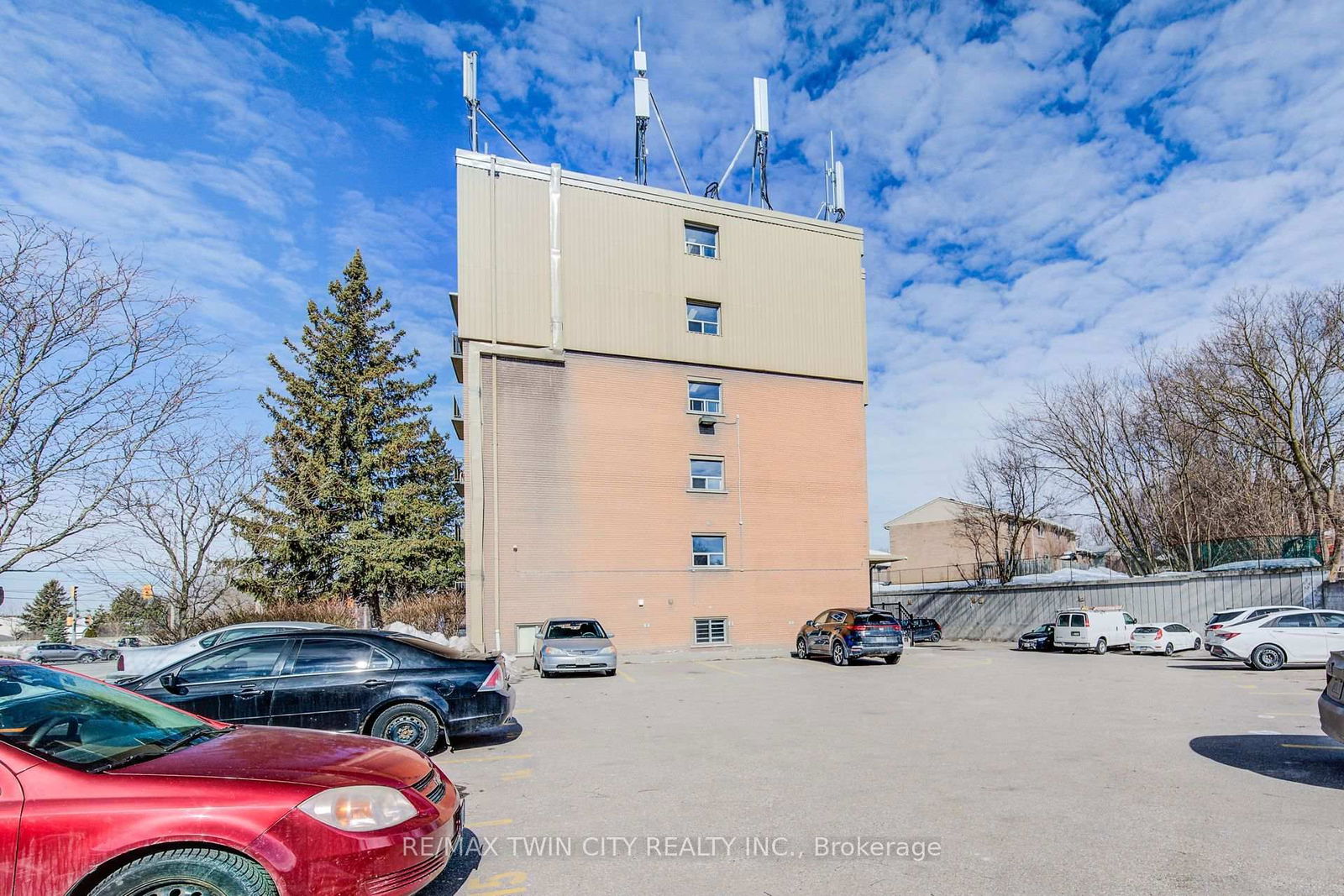 283 Fairway Rd N, unit 202 for sale