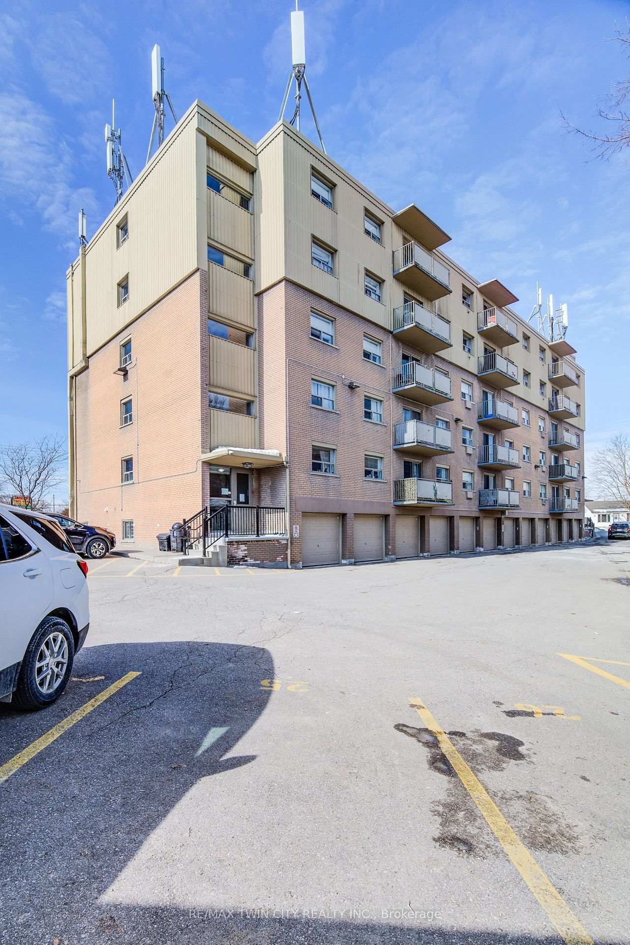 283 Fairway Rd N, unit 202 for sale