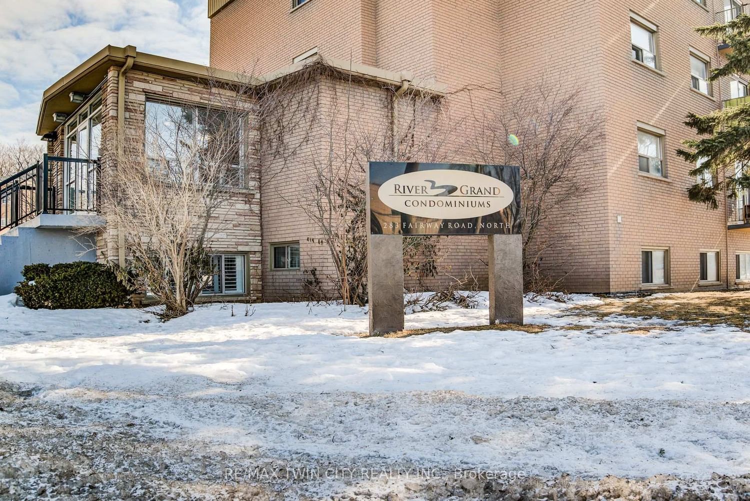 283 Fairway Rd N, unit 202 for sale