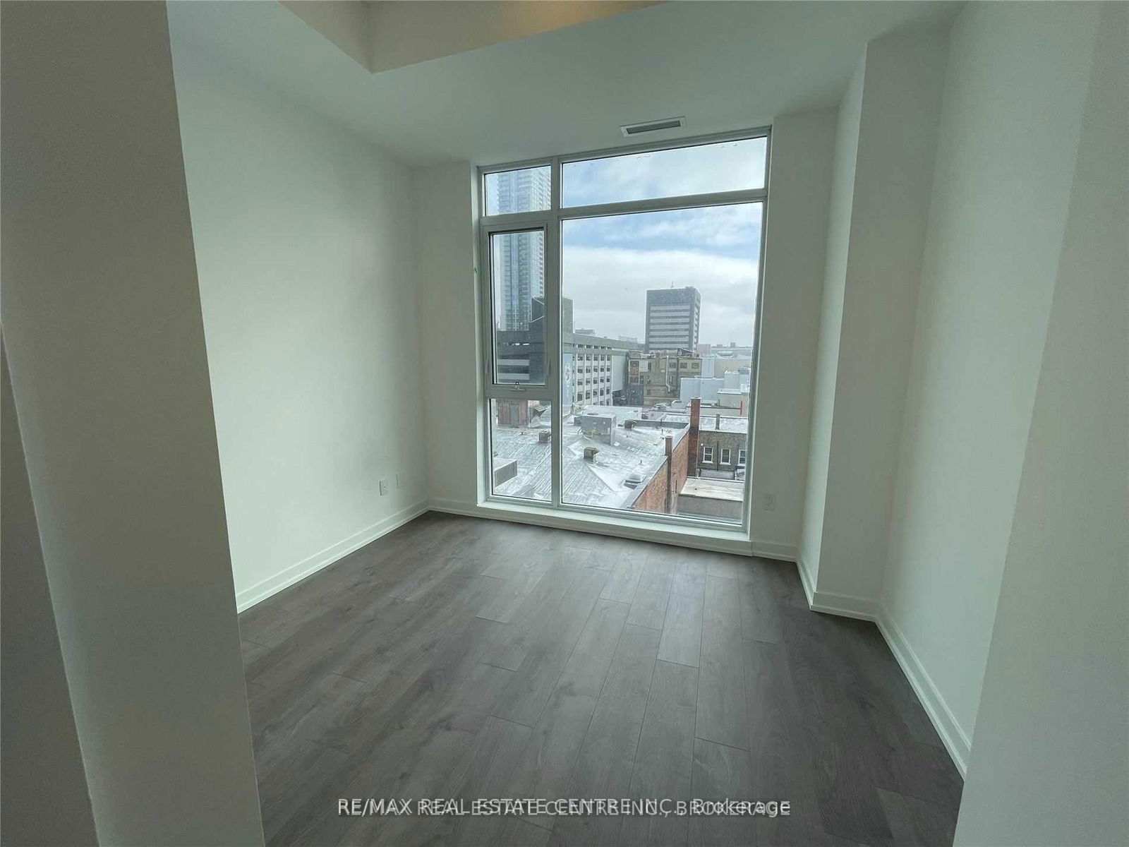 55 Duke St W, unit 417 for rent