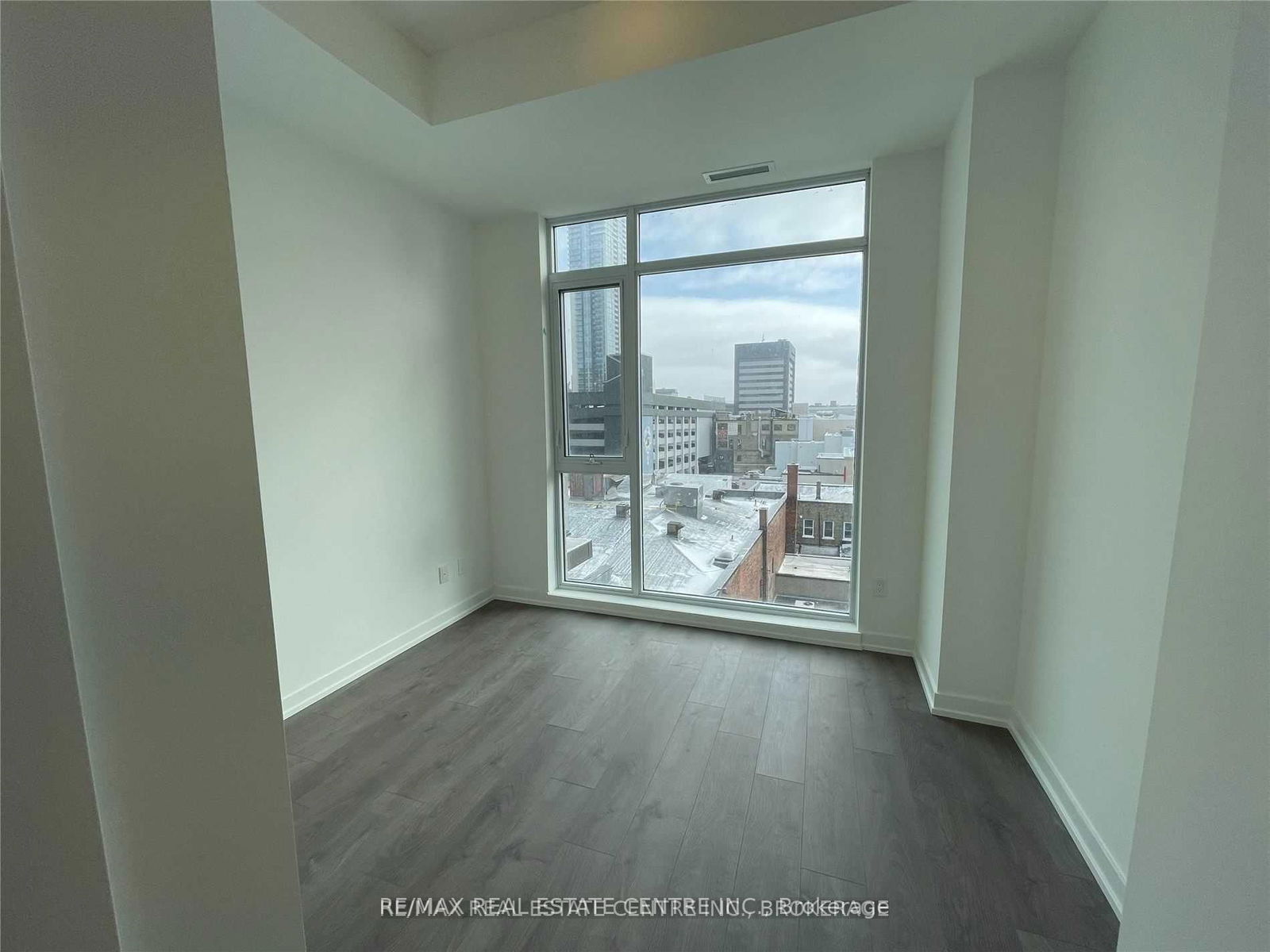 55 Duke St W, unit 417 for rent